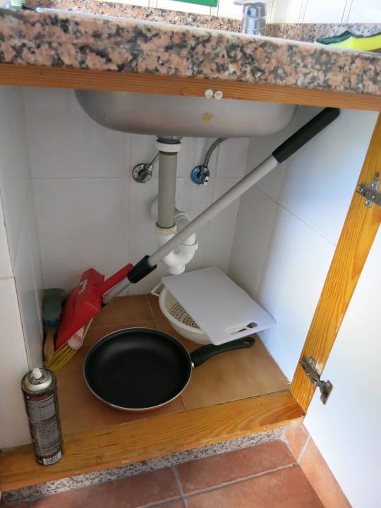 Pfanne, Schneidebrett und Salatsieb unterhalb Spüle Canary Garden Club