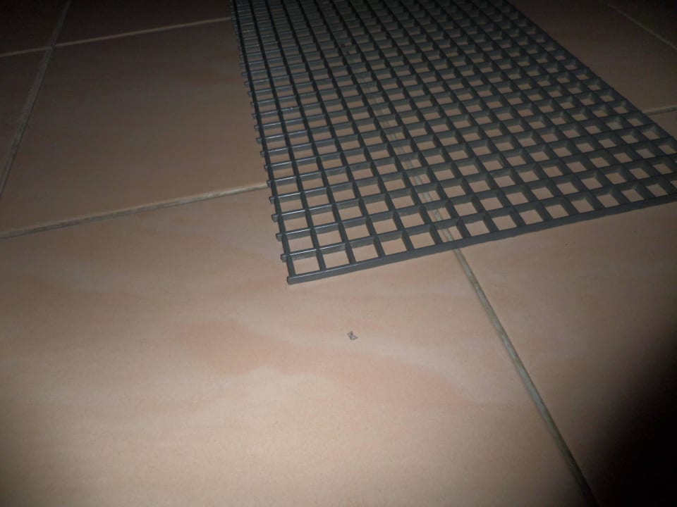 Dreckiger Boden im Saunabereich Hotel Palace Berlin