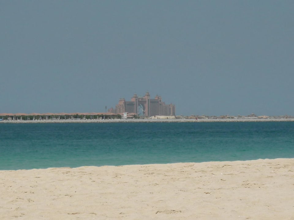 Hilton Jumeirah Beach mit Blick auf's Atlantis Golden Sands Hotel Creek