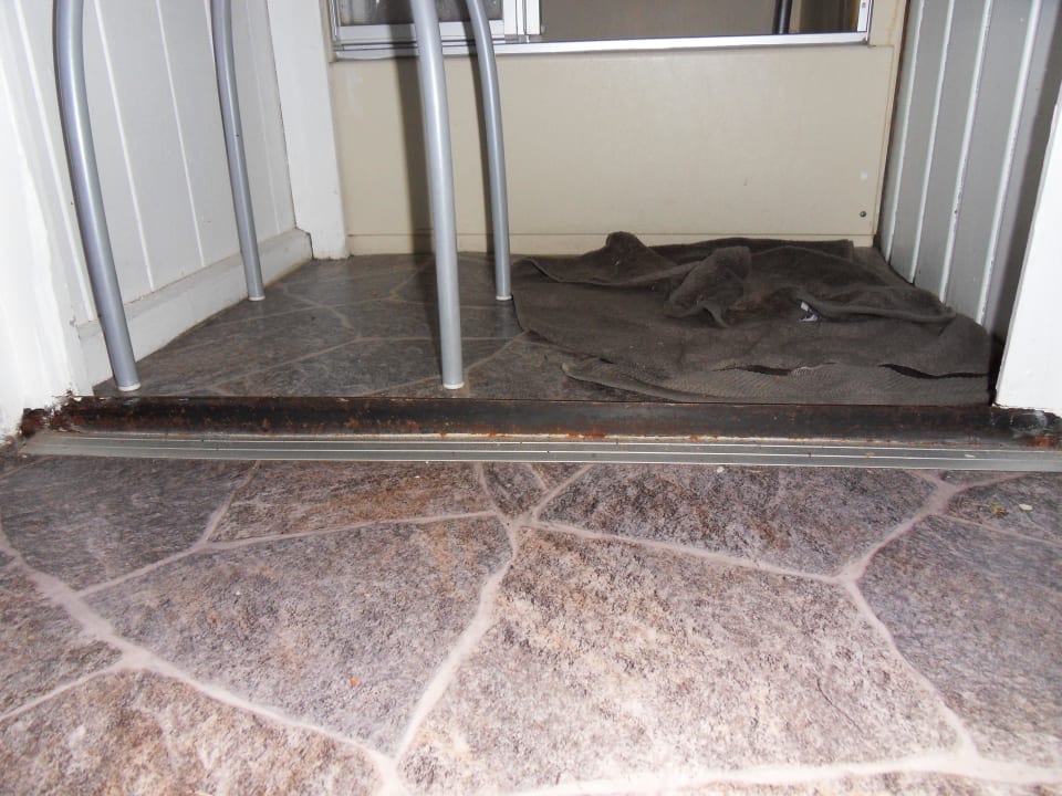 Rostige metallkante zur Dusche stolpergefahr Finnhütten von Usedomain