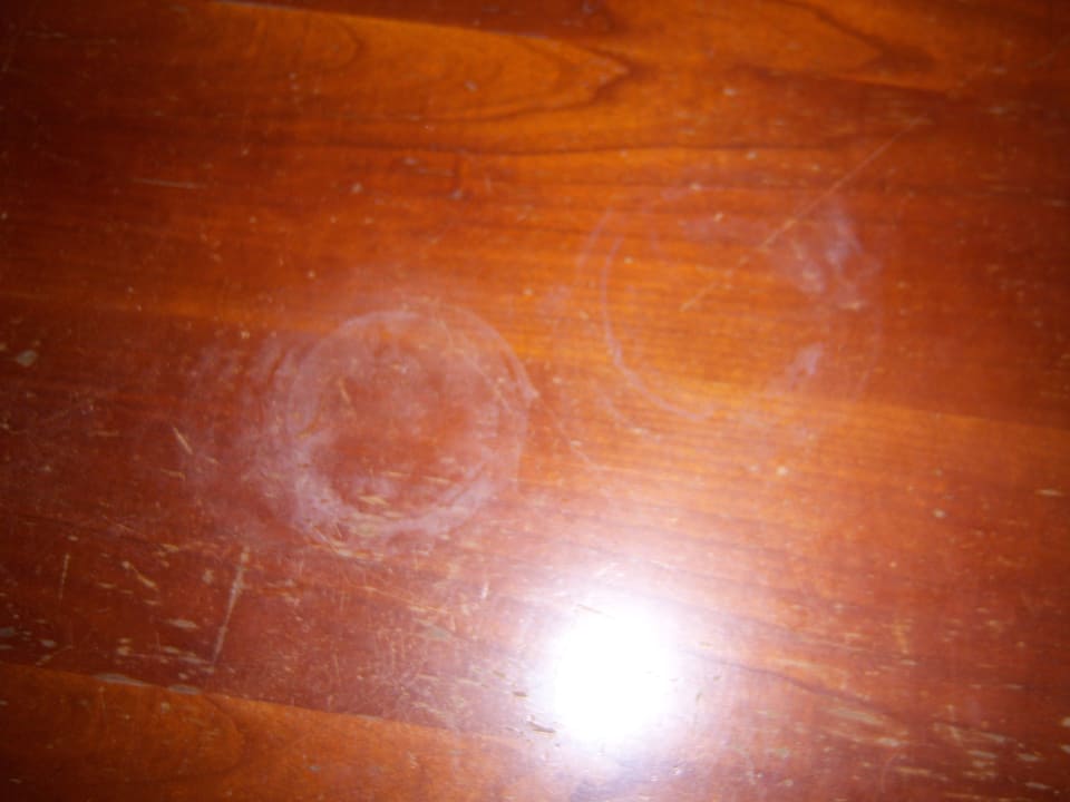 Sauberkeit des Zimmertisches Selina Bad Gastein