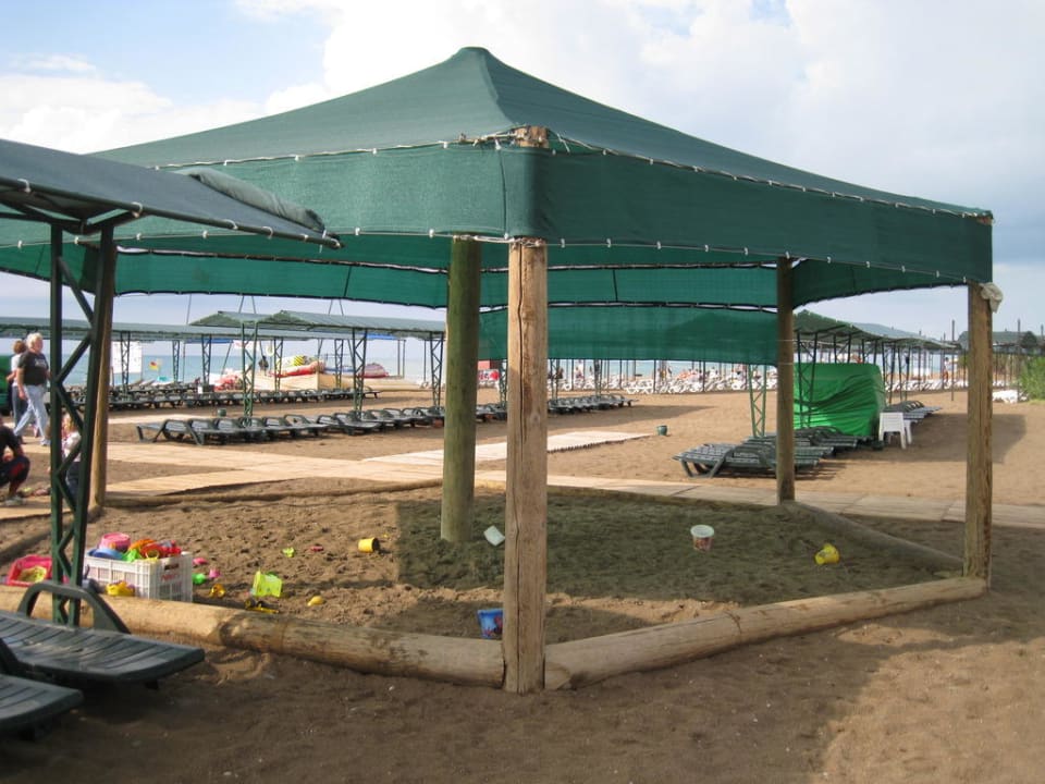 Überdachter Sandkasten am Strand Belek Beach Resort Hotel