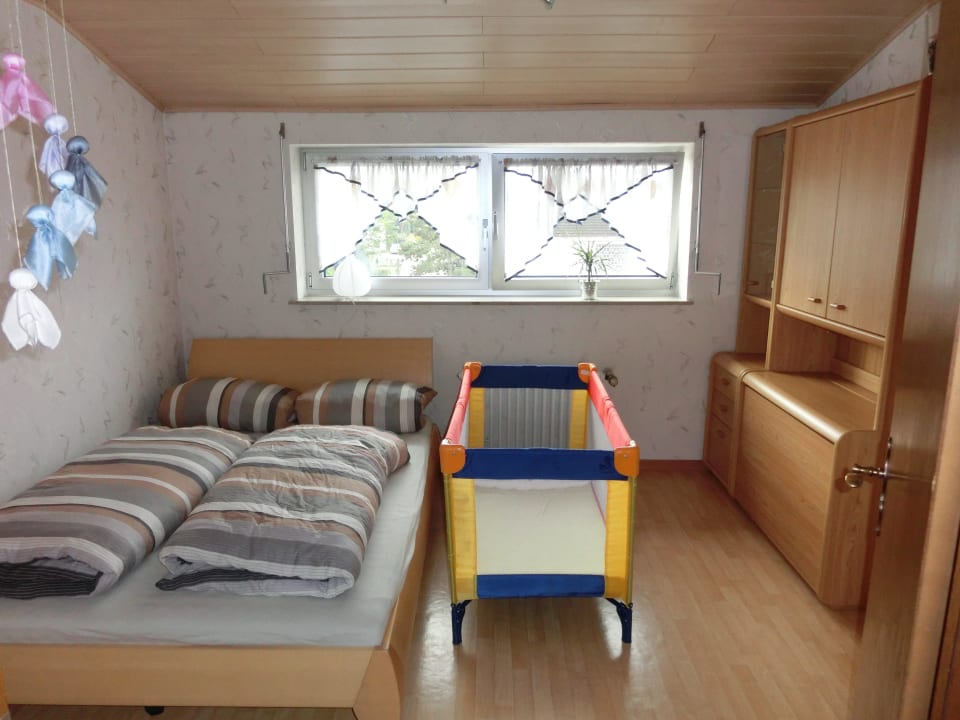 Schlafzimmer 2 Ferienwohnung Keller