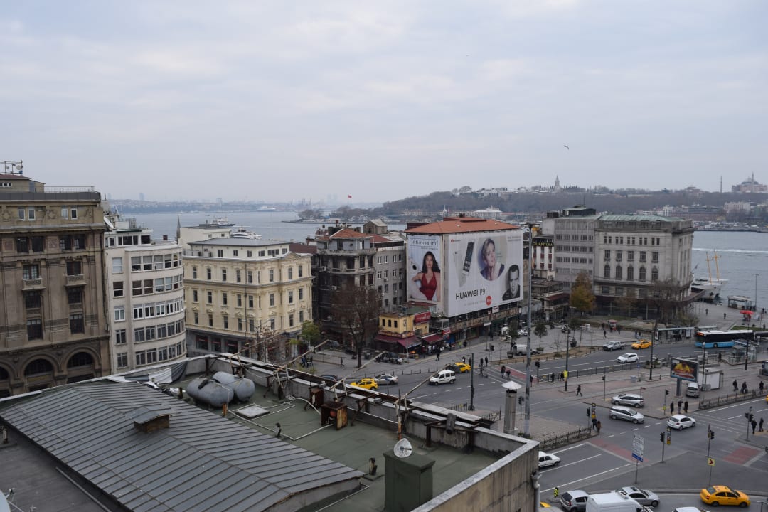 Blick von der Dachterrasse... The House Hotel Vault Karakoy