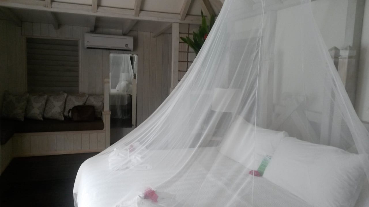 Bett und Sitzecke Premium Waterfront Suite Cocobay Resort Antigua - Adults only