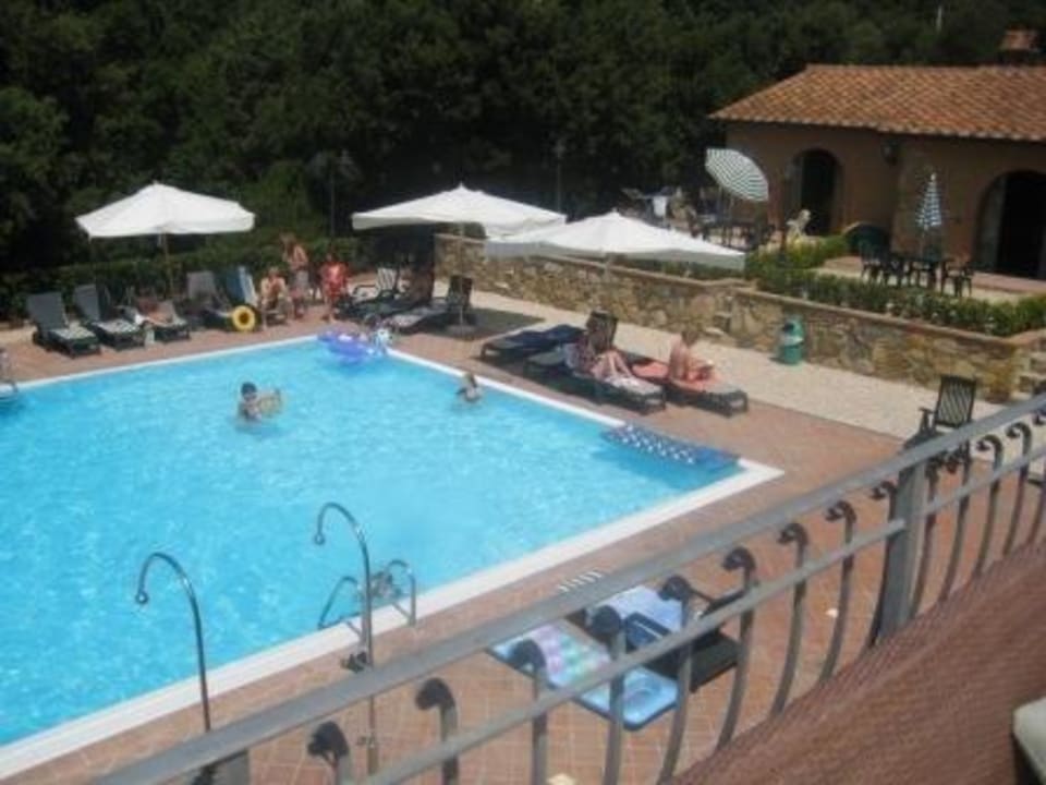 Blick von der Terrasse auf den Pool Hotel Relais I Piastroni