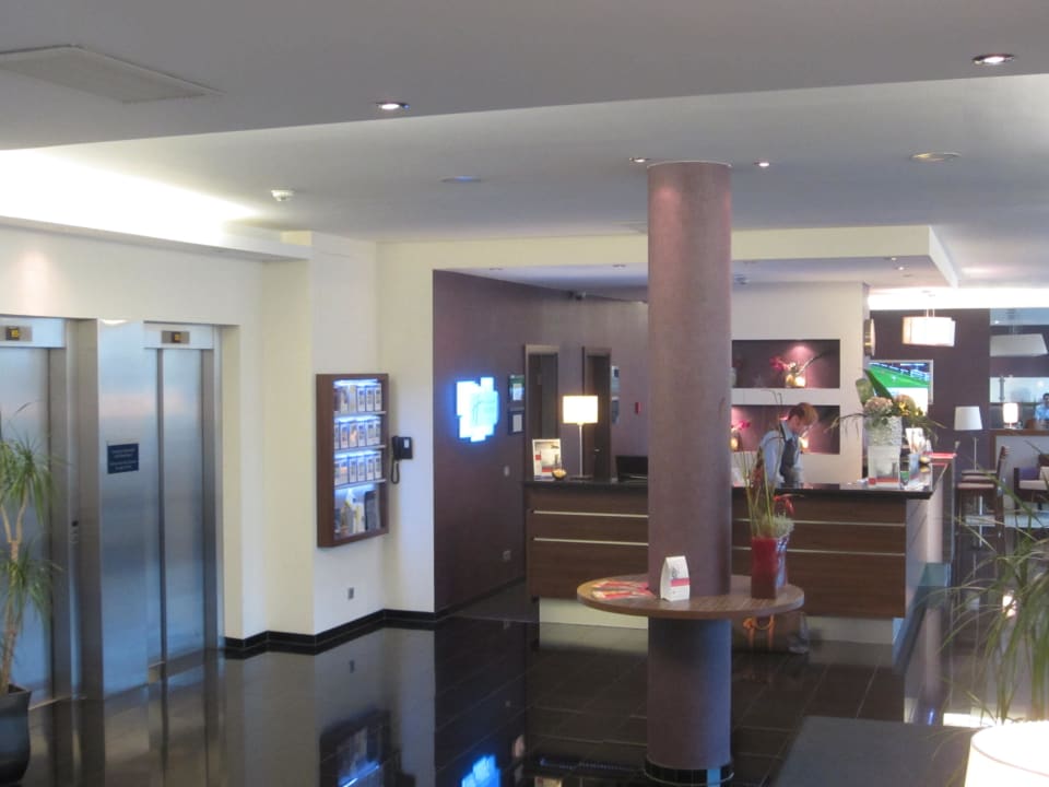 Rezeption und Aufzüge Premier Inn Stuttgart Airport