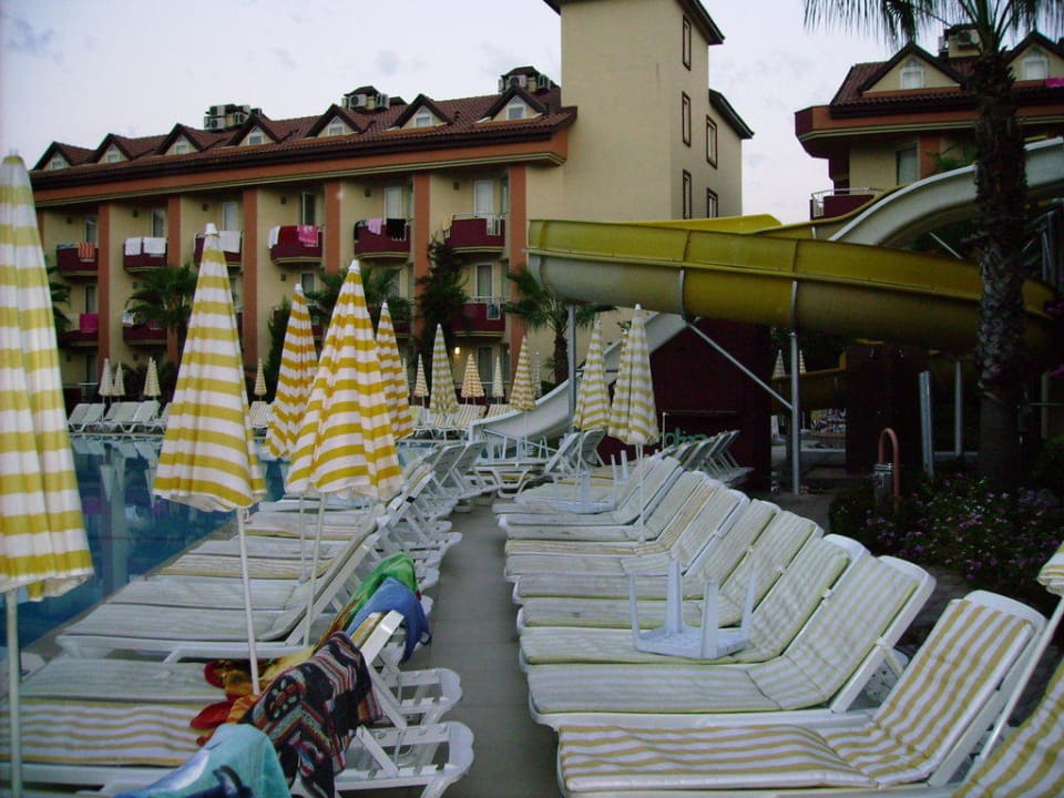 Zweireihige Anordnung der Liegen Hotel Orfeus Park