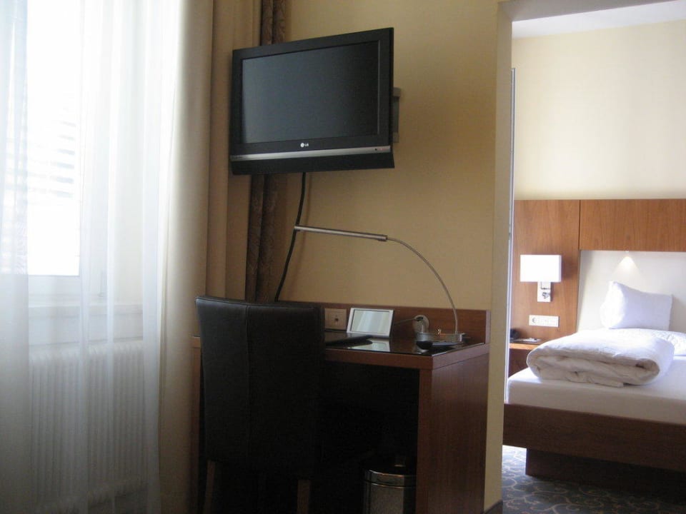 Schreibtisch / TV Hotel Weisses Kreuz