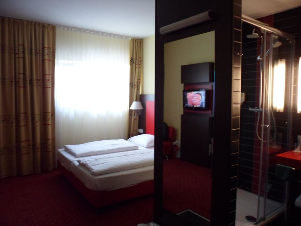 Blick von der Eingangstüre aus ins Zimmer Best Western Plus Amedia Art Salzburg