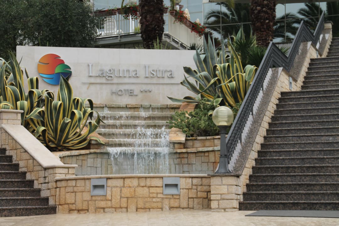 Außenansicht neben der Treppe Hotel Istra Plava Laguna