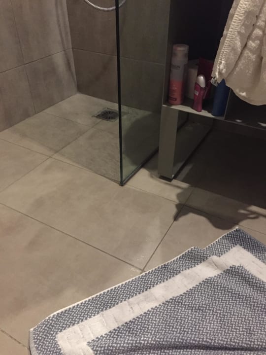 Neues Bad, stand immer unter Wasser Acharavi Beach Hotel