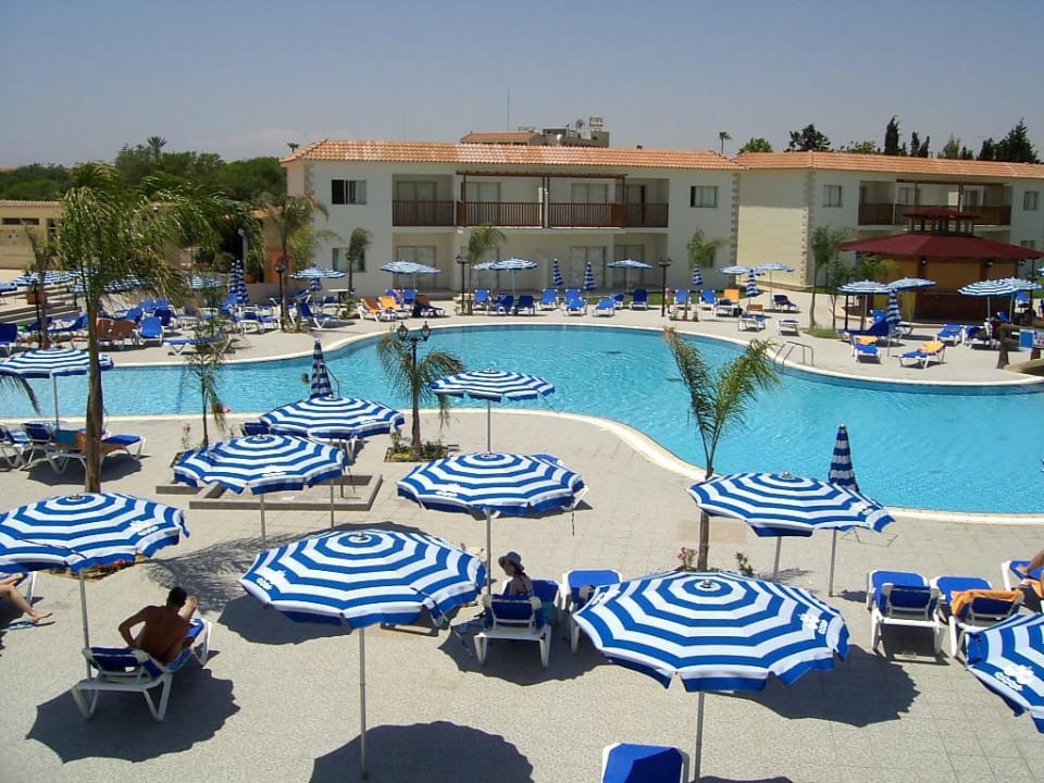 Pool (Mitte) mit Anlage Hotel Tsokkos Paradise Village