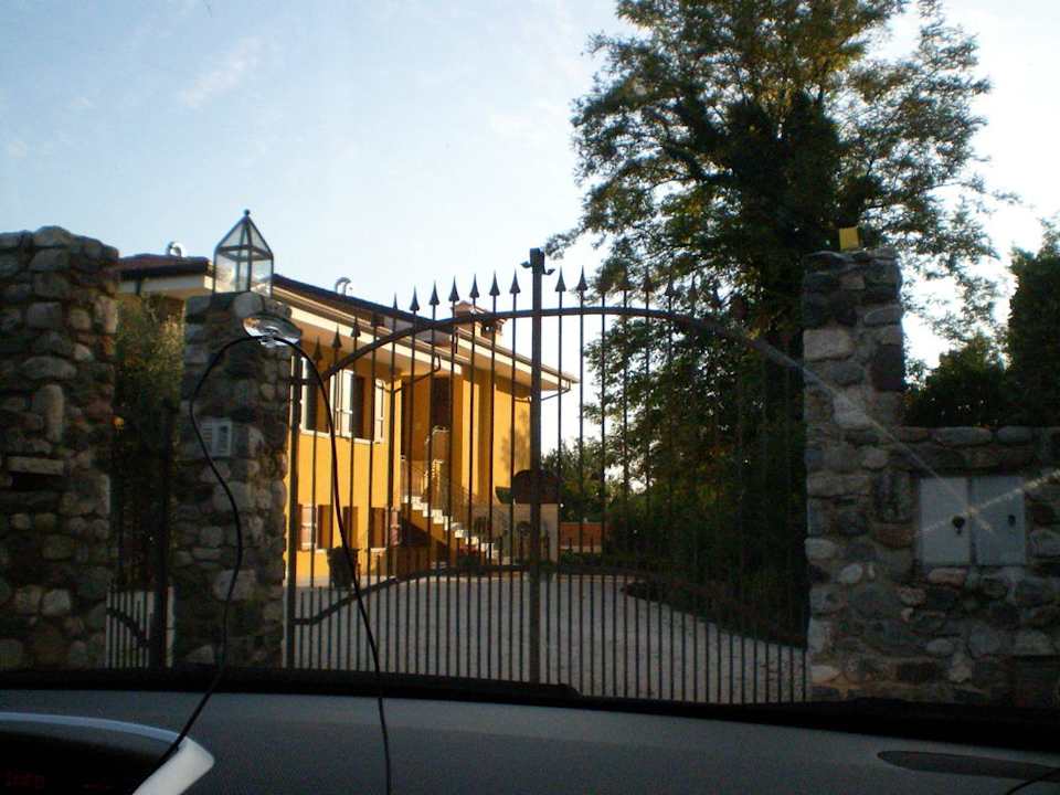 Einfahrt zur Villa Villa Ponticello