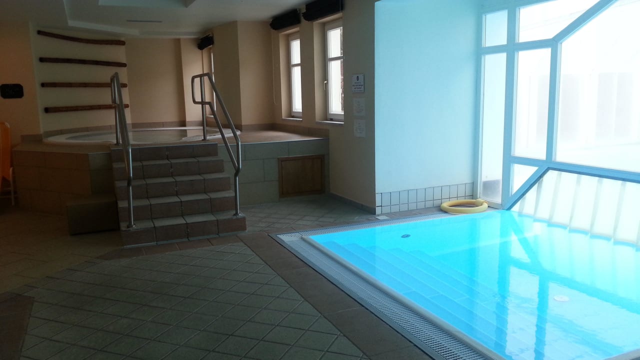 Hinten Whirlpool und Einstieg zum Außenpool Hotel Albizia