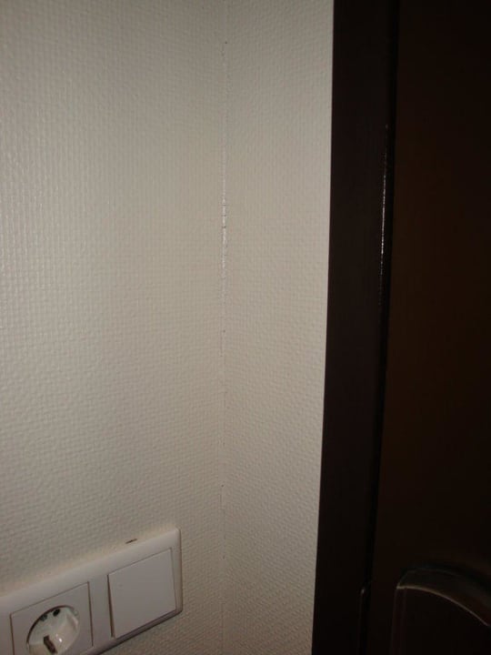 Streifen und Risse an den Wänden Van der Valk Hotel Rotterdam Blijdorp