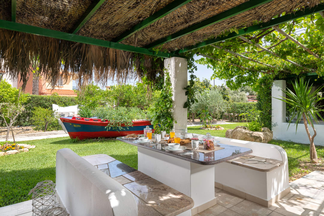 Gartenanlage Elefteria Apts & Suites