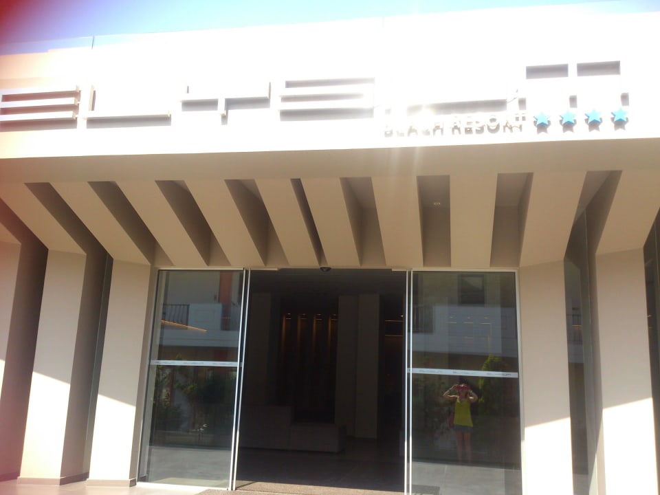 Boczne wejście do recepcji  NEMA Design Hotel & Spa (Adults Only)