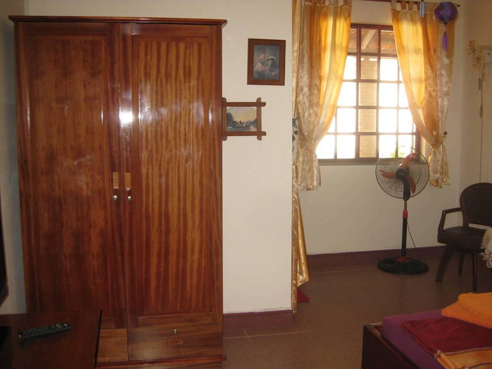 Doppelzimmer mit Schrank & Fenster im Haupthaus Mountain Hill Appartement Phu Quoc