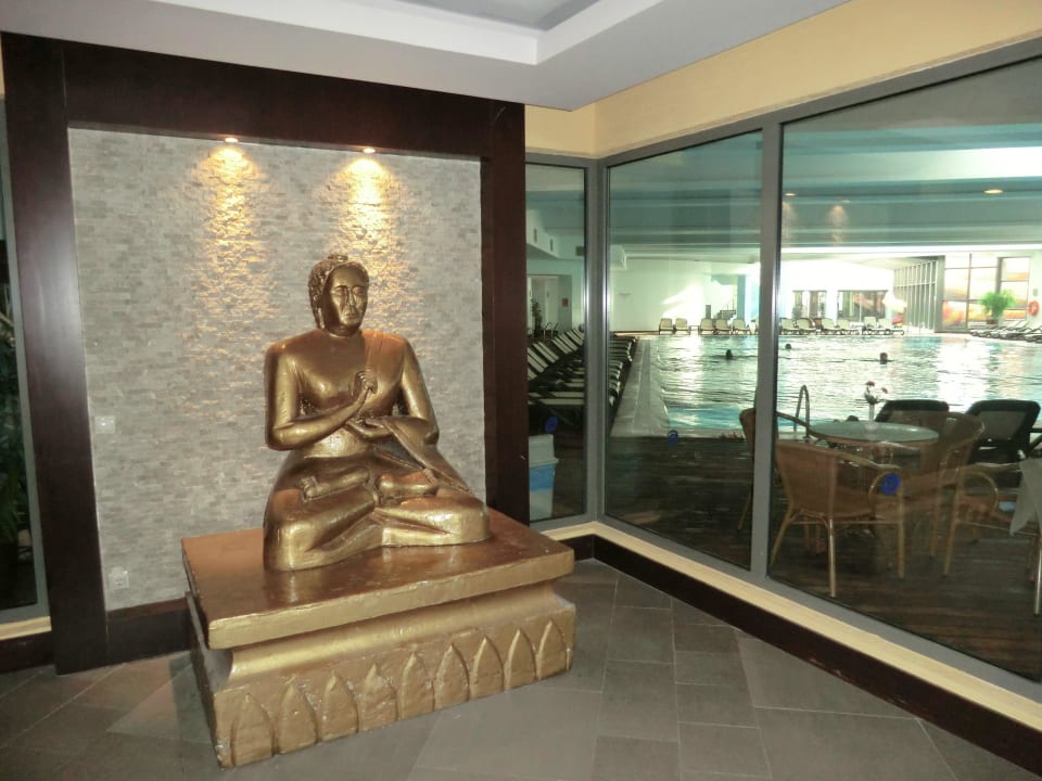 Hallenbad im Hintergrund Limak Lara Deluxe Hotel & Resort