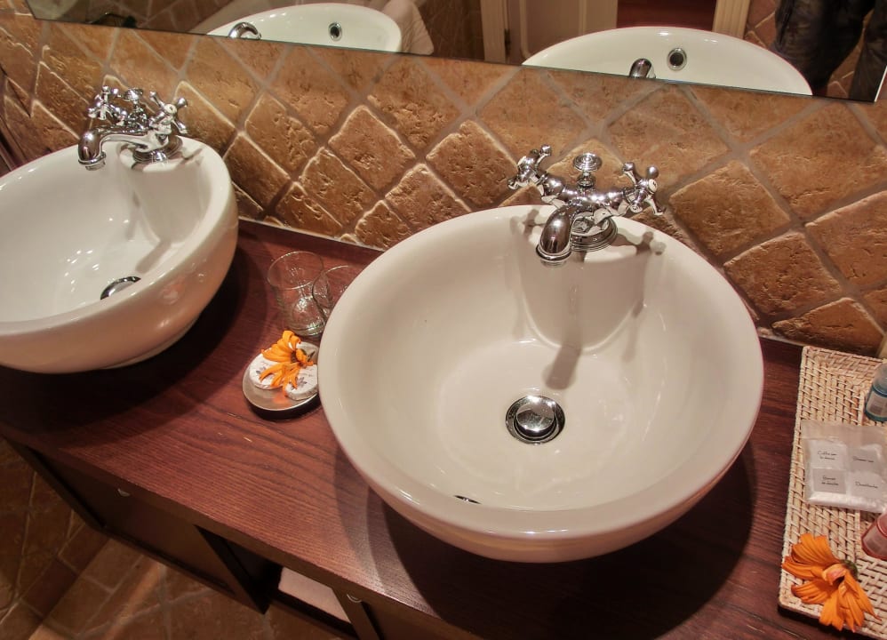 Zweifach Waschbecken im Badezimmer Vila Alba Resort