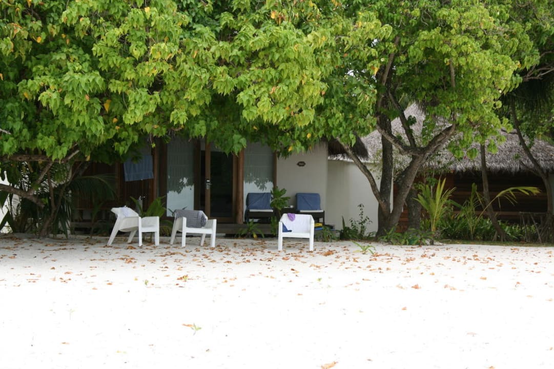 Plastikstühle am Strand Kuramathi Maldives