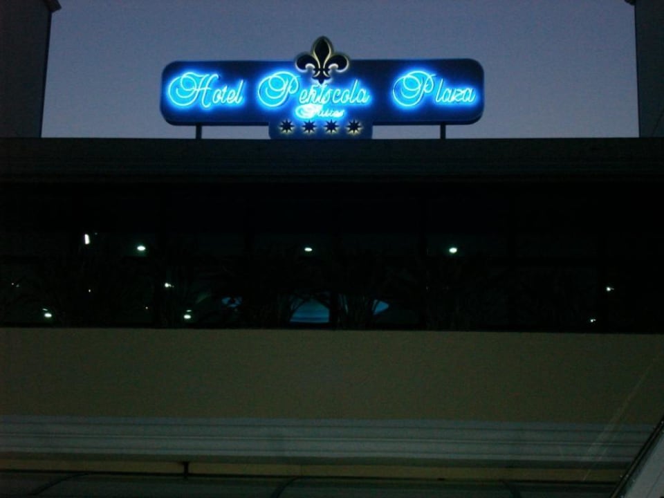 Ночной вид на вывеску отеля ZT Hotel & Spa Peñíscola Plaza Suites