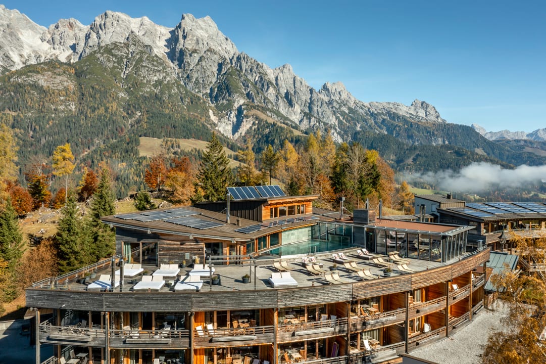 Außenansicht Holzhotel Forsthofalm