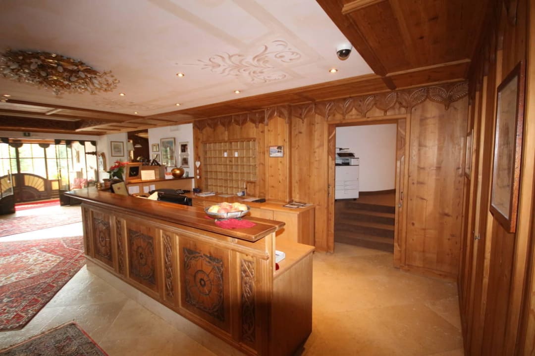 Rezeption Hotel Sassongher