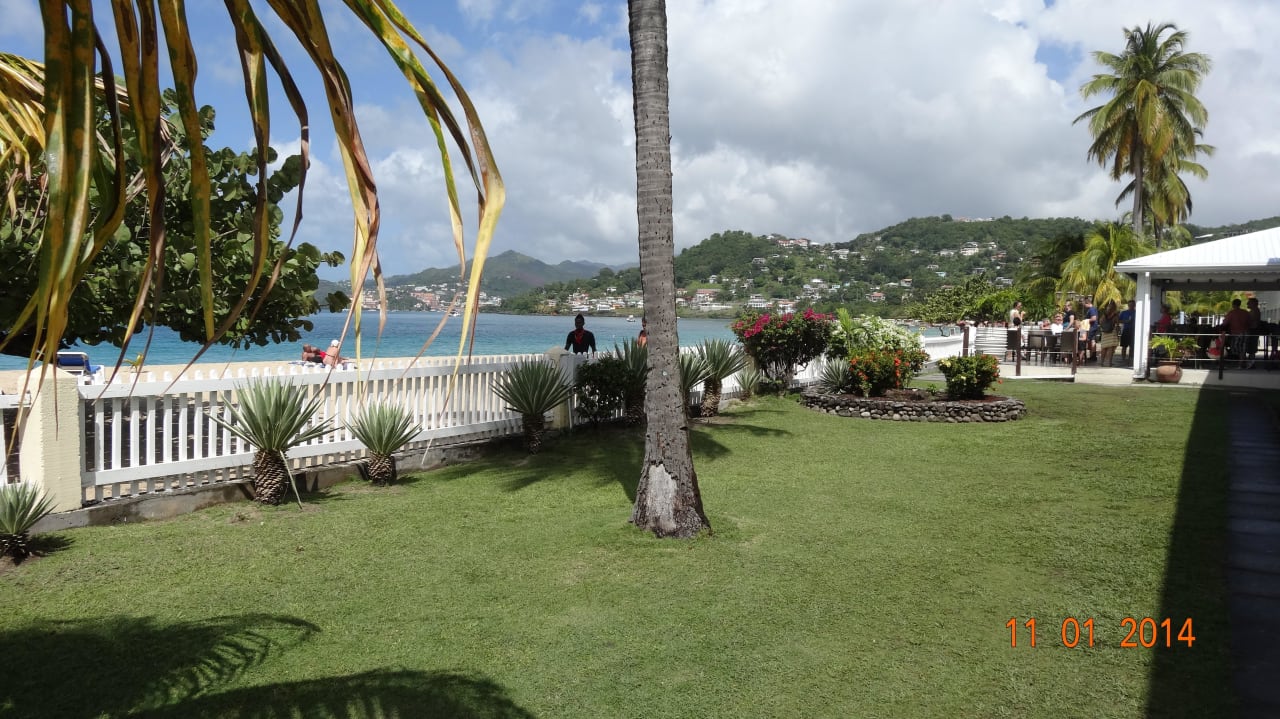 Rechts die Strandbar Radisson Grenada Beach Resort
