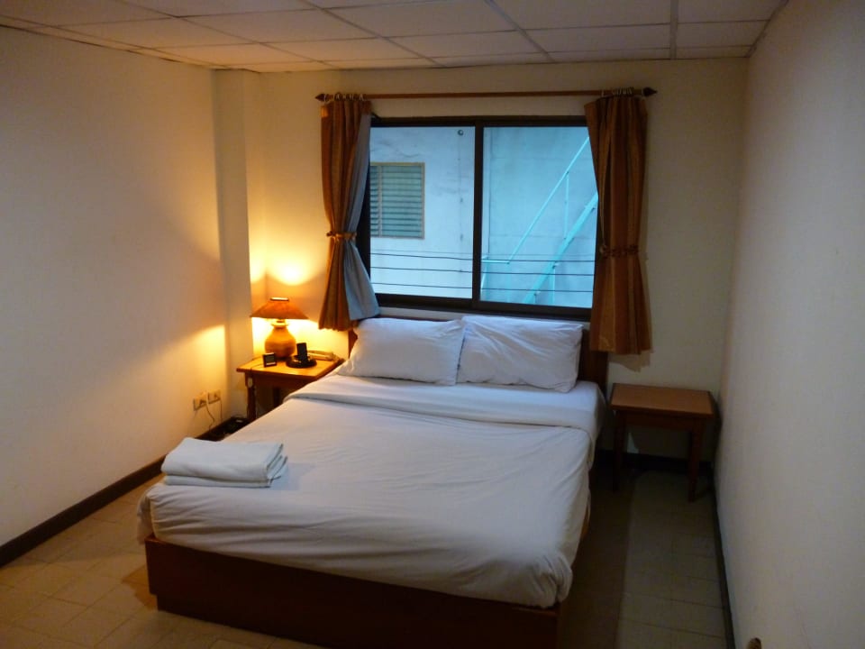 Zimmer 204 ,Bett groß genug Hotel Ice Inn