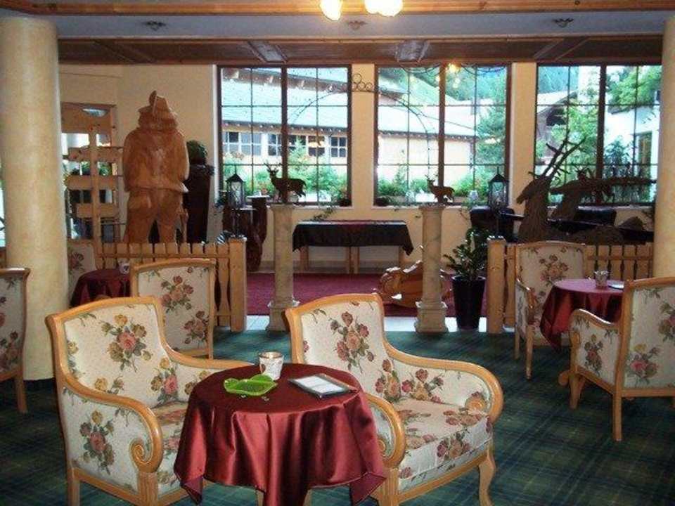 Aufenthaltsmöglichkeit im Eingangsbereich Alphotel Tyrol