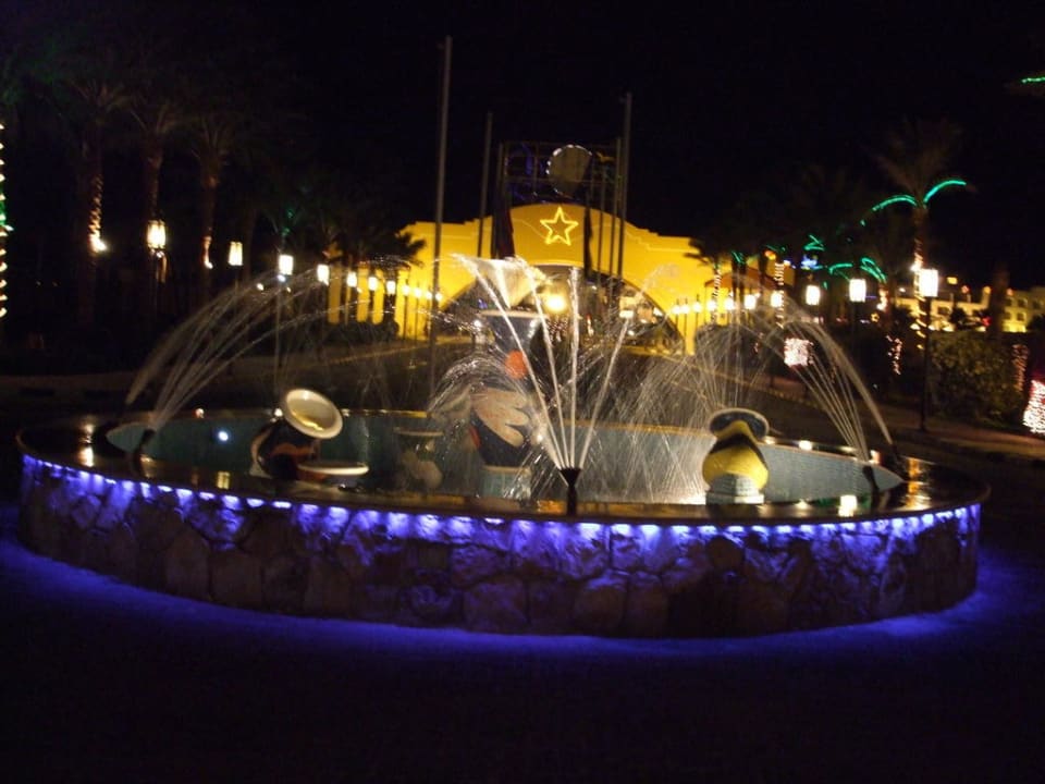 Brunnen vor dem Eingang Ali Baba Palace Hotel