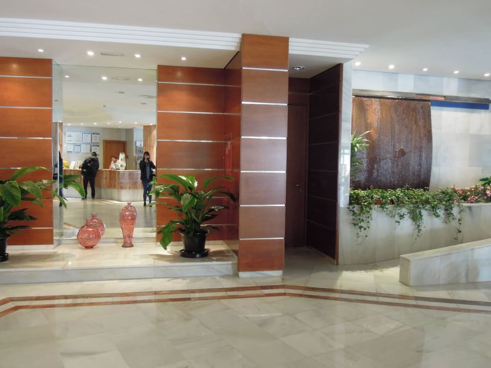Lobby von dem Empfang aus fotografiert Hotel Serrano Palace
