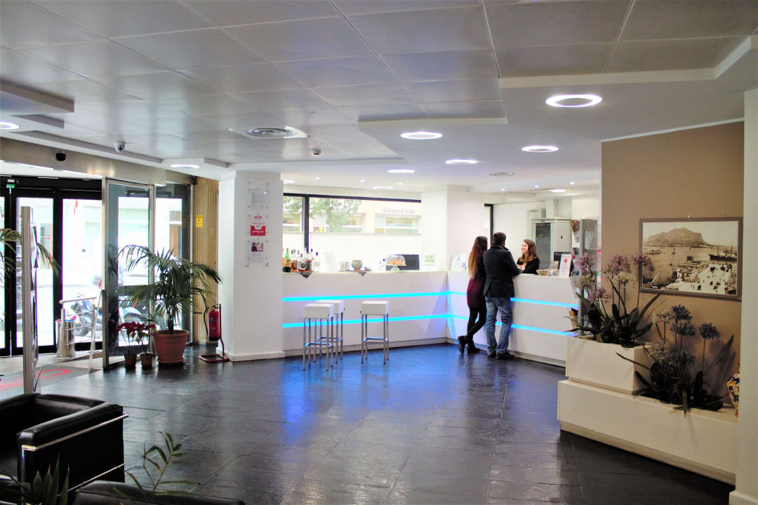 Lobby ibis Styles Palermo Cristal