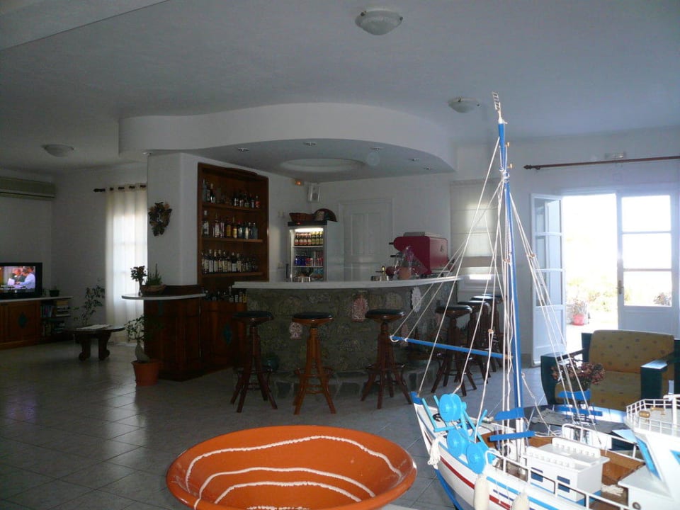 Fernsehecke und Bar Myconian Sunrise Relais & Chateaux Hotel