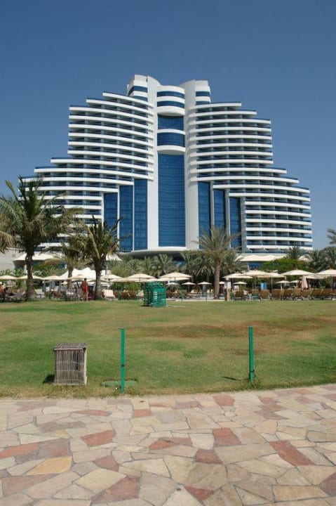 Hotel von der Strandseite aus gesehen Hotel Le Meridien Al Aqah Beach Resort