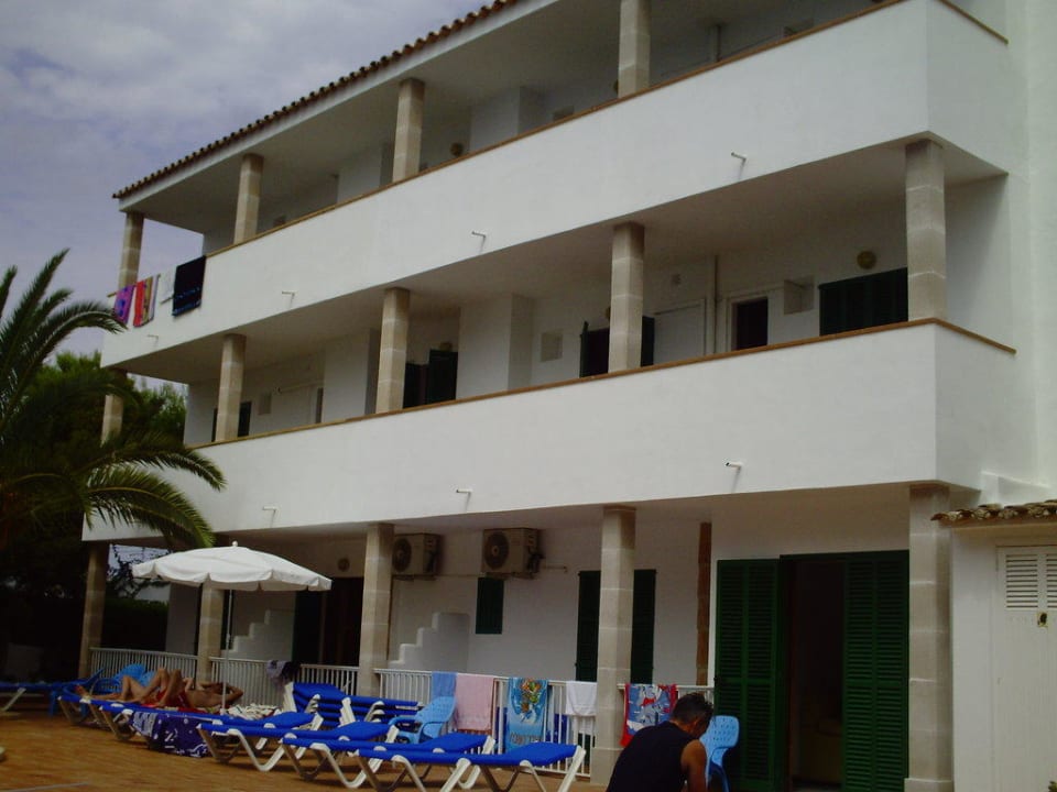 Außenansicht vom Pool gesehen Hotel Ses Puntetes