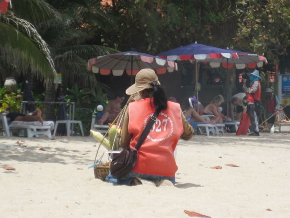 Eine nette Verkäuferin am Strand The Fair House Beach Resort