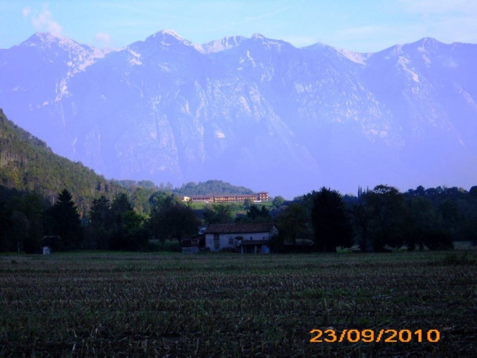 Blick auf das Hotel beim Spaziergang Hotel Residence La Pertica