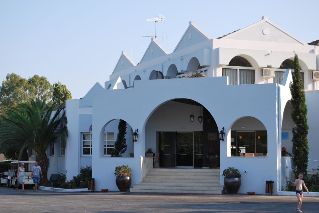 Wejście do hotelu Sandy Beach Resort