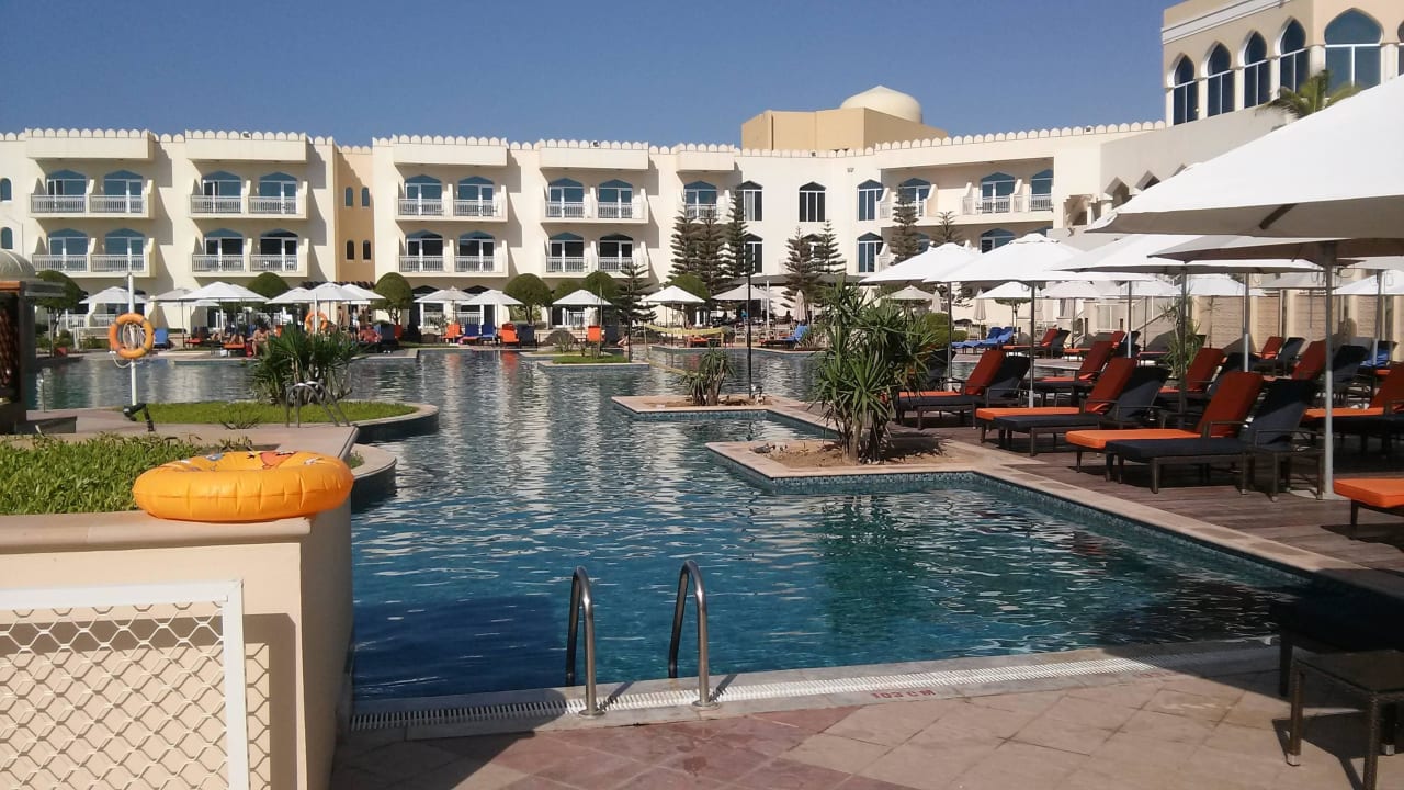 Blick am Pool Wyndham Garden Salalah Mirbat