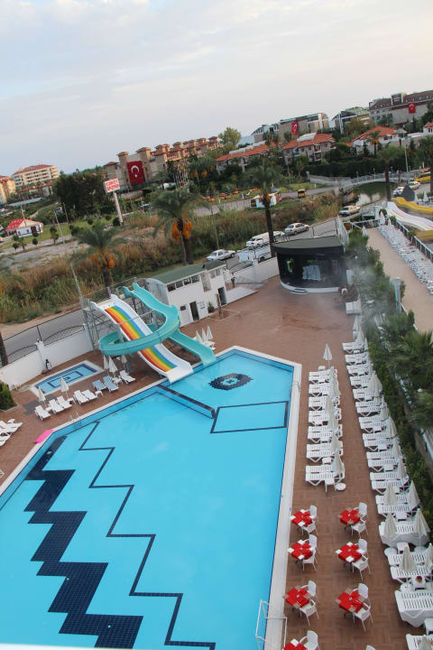 Übersicht Pool Palm World Side Resort & Spa