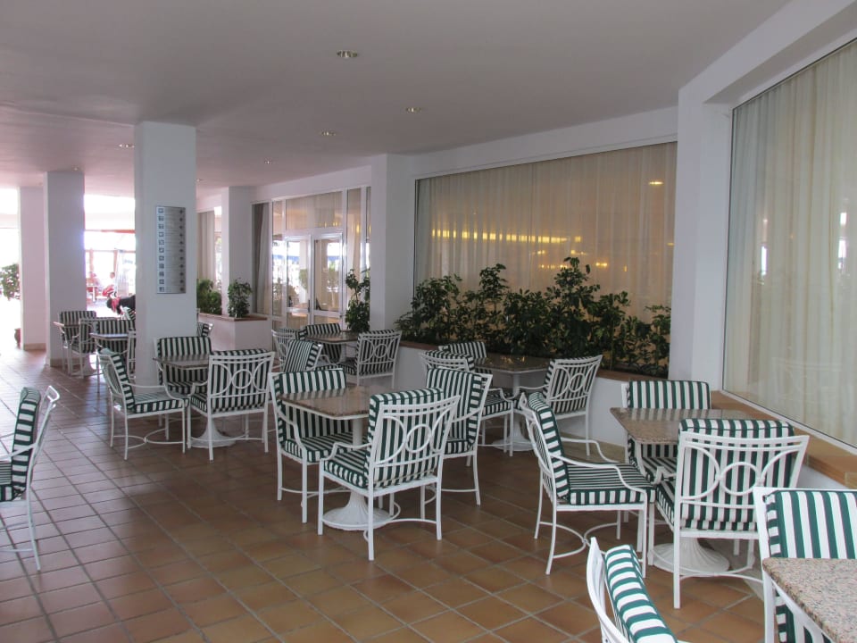 Sitzgelegenheiten beim Restaurant Hotel Riu Paraiso Lanzarote