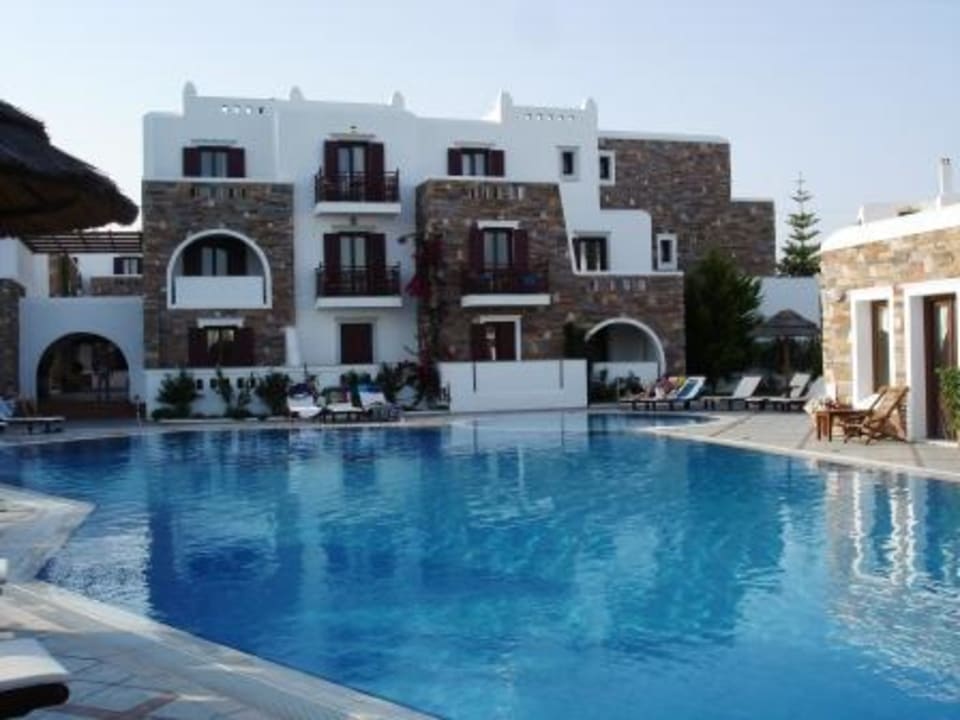 Pool und Zimmer von außen Naxos Resort Beach Hotel
