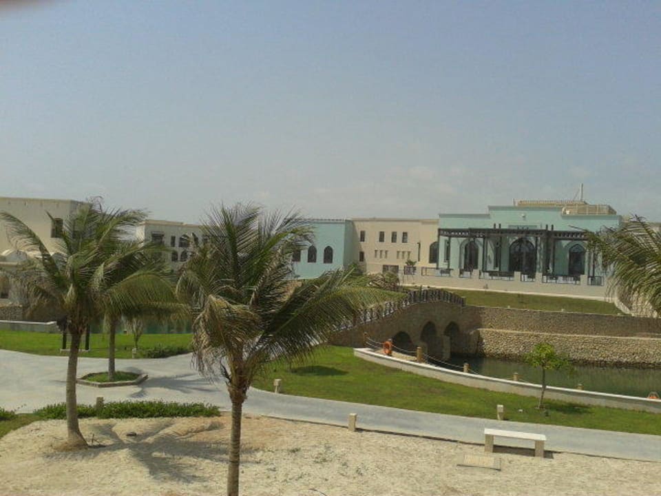 Blick vom Zimmer auf den Kanal und das Hauptgebäud Salalah Rotana Resort