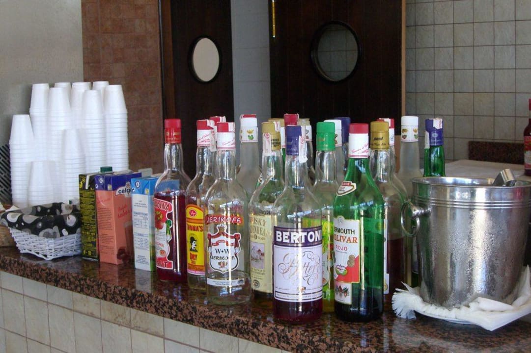 Getränkeflaschen in der Snack-Bar Occidental Jandía Playa