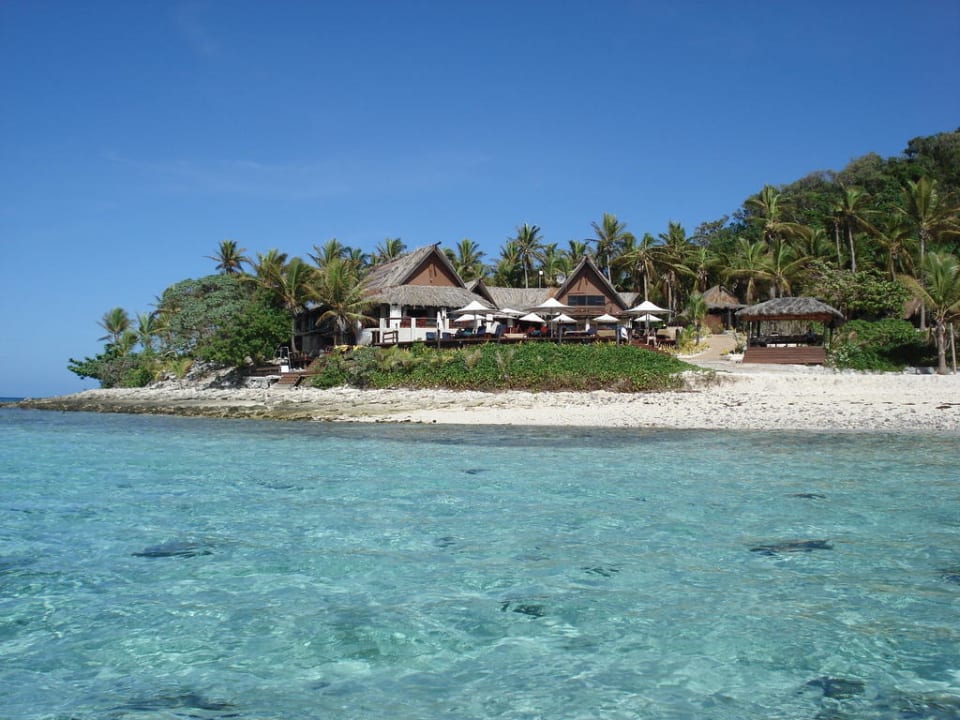 Hauptgebäude von See aus Hotel Matamanoa Island Resort