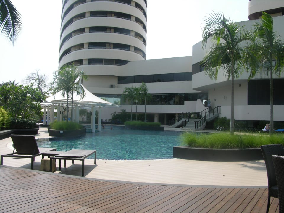 Pool mit Hotelturm Rua Rasada & Convention Center
