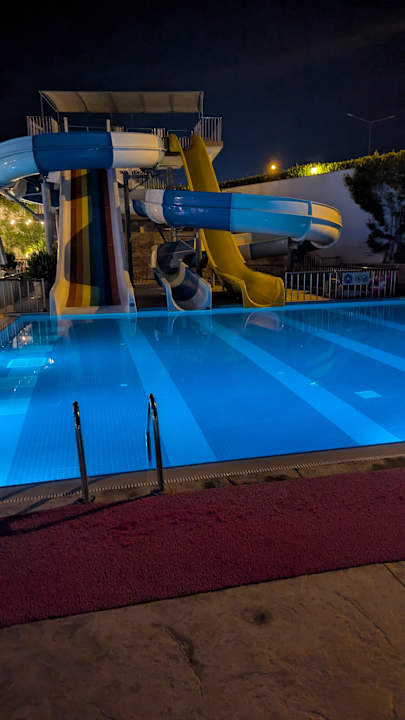 Pool Mary Hotel Side